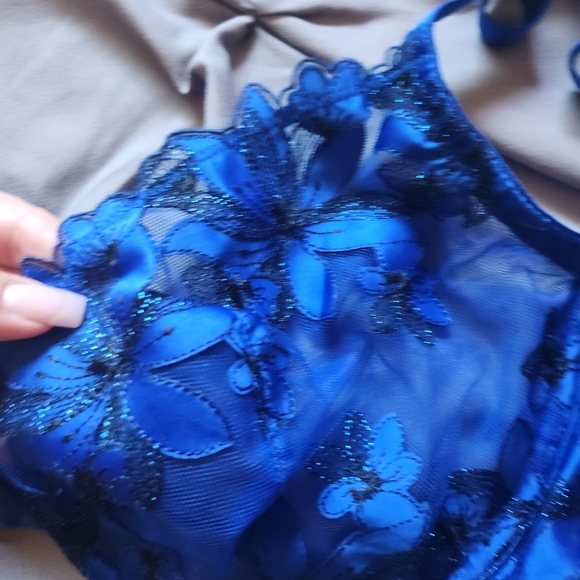 Beautiful Victoria's Secret Unlined  Bras in 36 DD - Picture 2 of 5